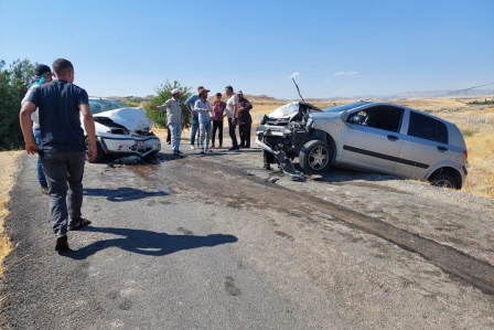 Adıyaman'da iki otomobil çarpıştı: 1 ölü, 4 yaralı