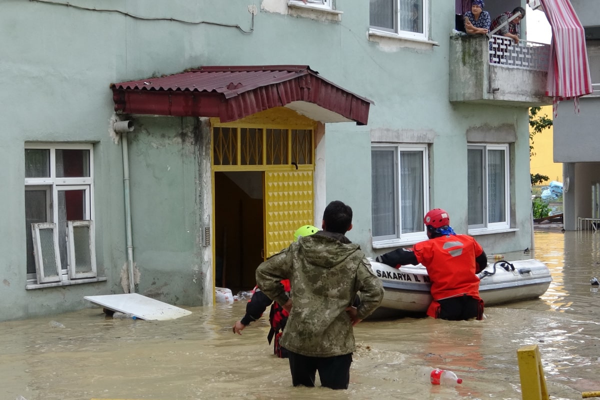 AFAD, sular altında kalan mahallede vatandaşları botla kurtardı