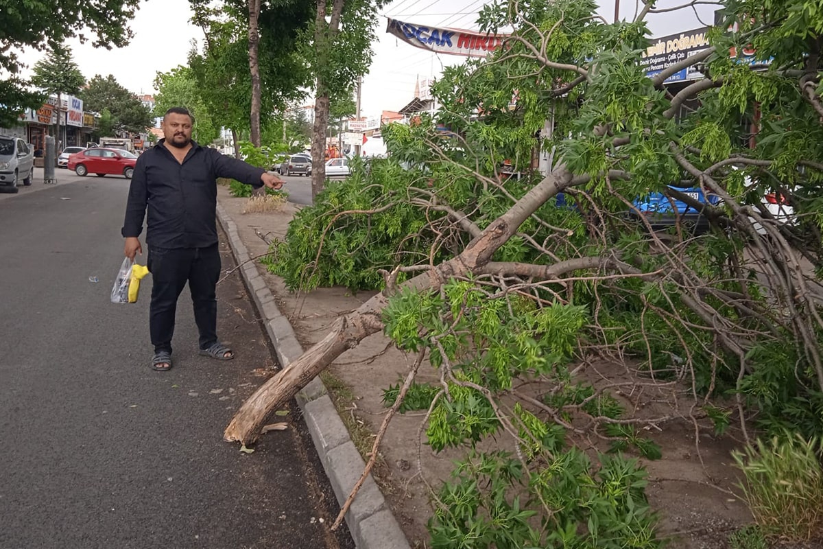 Afyonkarahisar'da olumsuz hava şartları devam ediyor