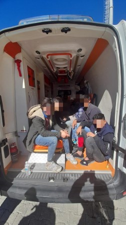  Ağrı’da özel şirkete ait ambulansta 12 kaçak göçmen yakalandı