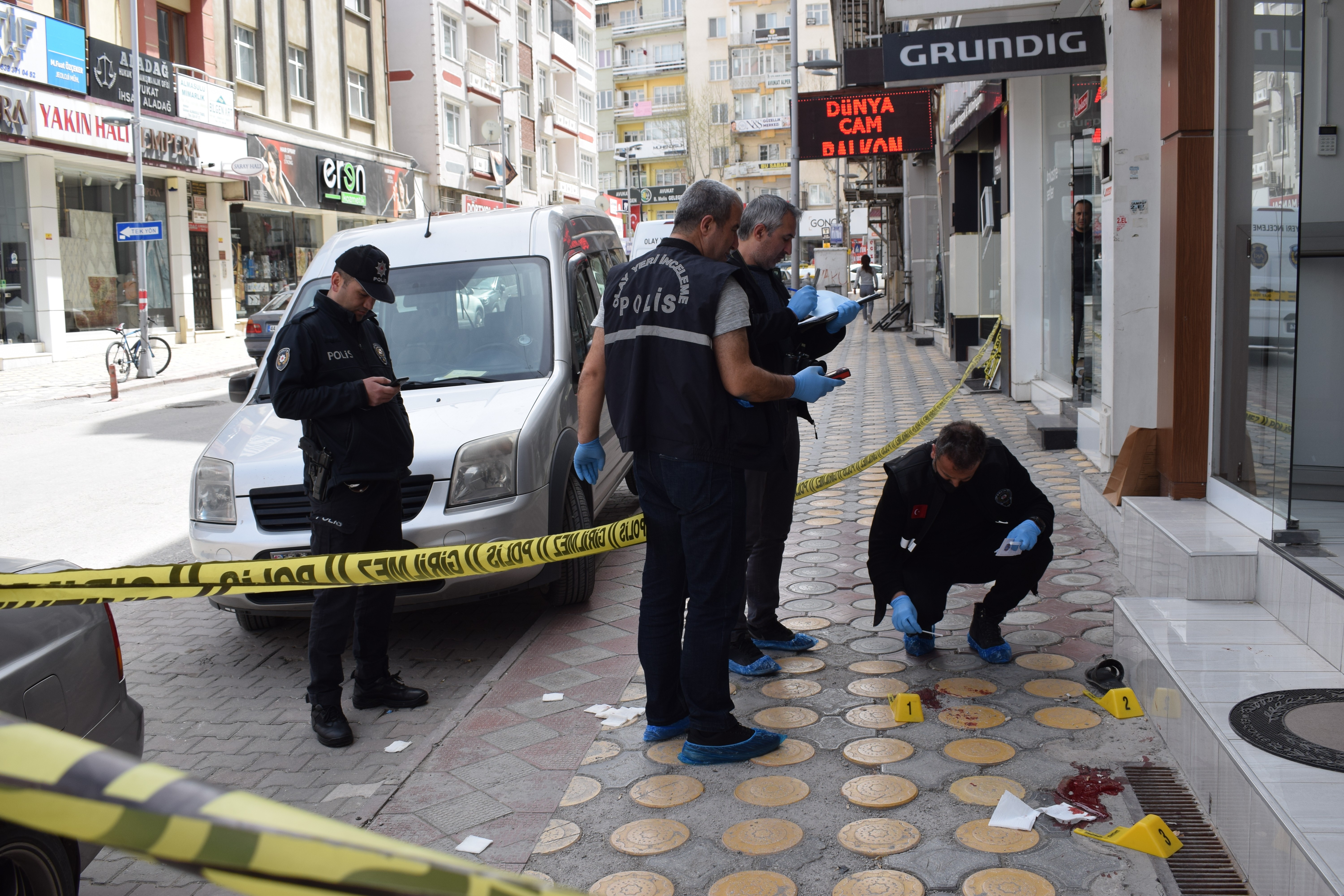 Ailesini evlilik için ikna edemeyince kendini balkondan attı