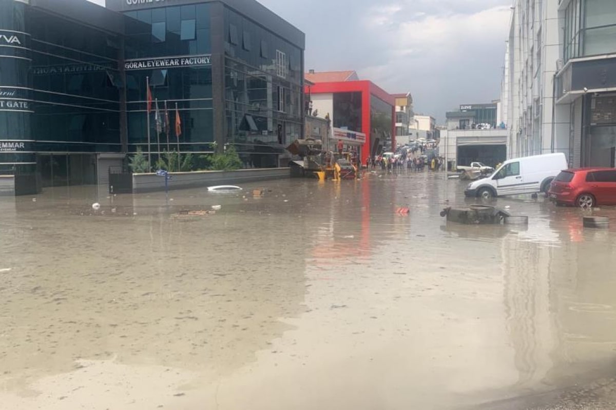 Ankara'da istinat duvarı çöktü, 5 otomobil zarar gördü