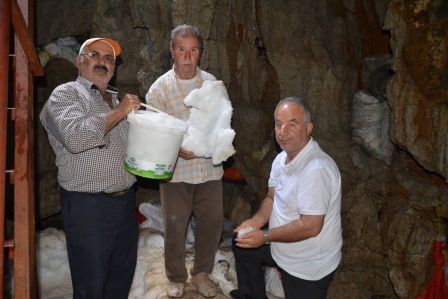 Antalya'nın Toros Dağları'ndaki kar obruğu buzdolabı gibi kullanılıyor