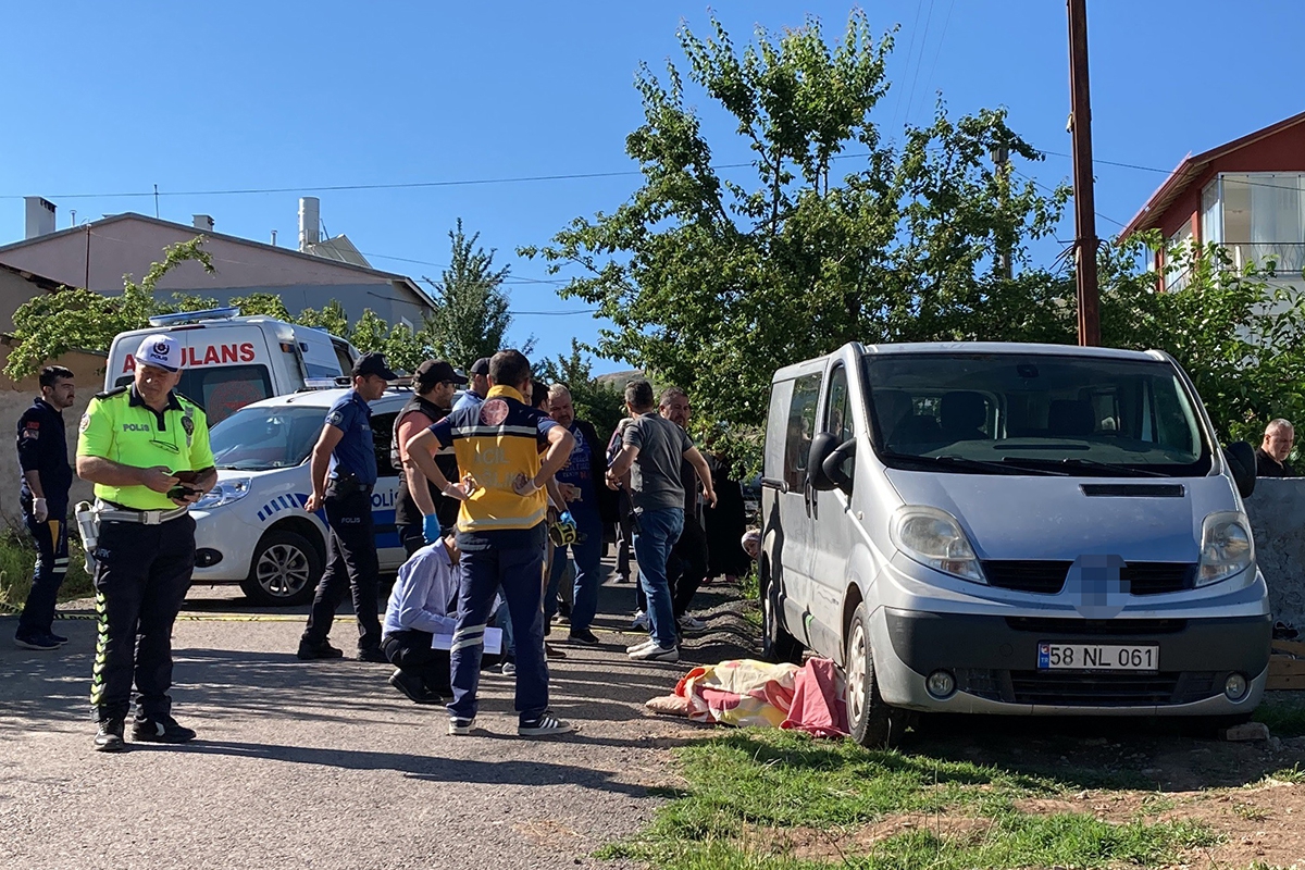 Aracıyla geri manevra yaparken hastaneye götürmek istediği annesini ezdi