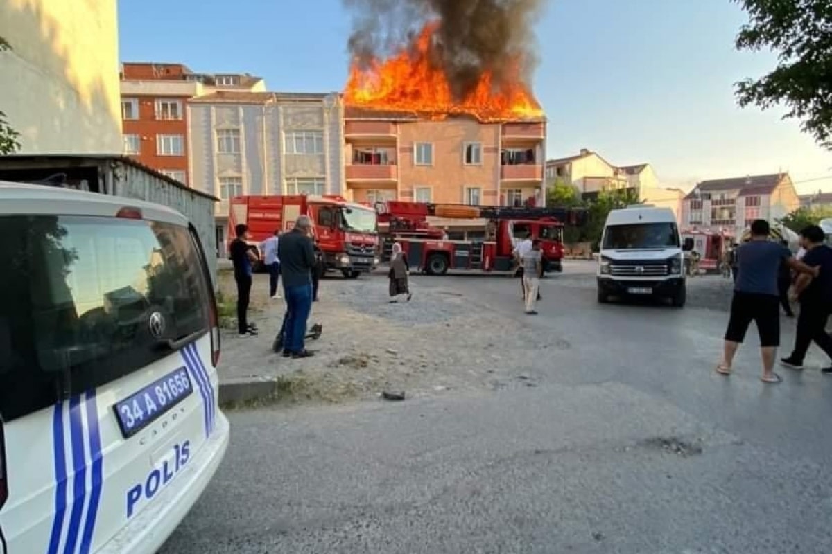 Arnavutköy'de binanın çatı katı alevlere teslim oldu