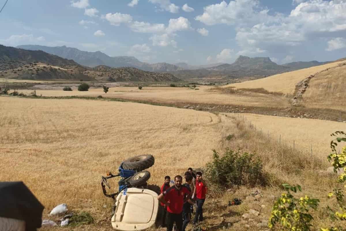 Bahçeden dönen çift devrilen traktörün altında kaldı: 1 ölü, 1 yaralı