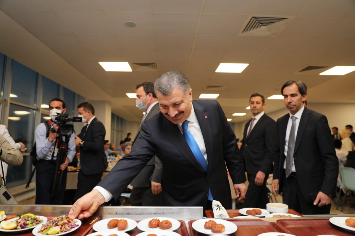 Bakan Koca, sağlık çalışanlarıyla iftar yaptı