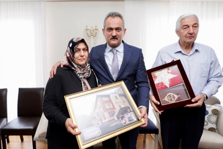 Bakan Özer'den İstiklal Caddesi'ndeki saldırıda hayatını kaybeden anne ve kızın ailesini ziyaret