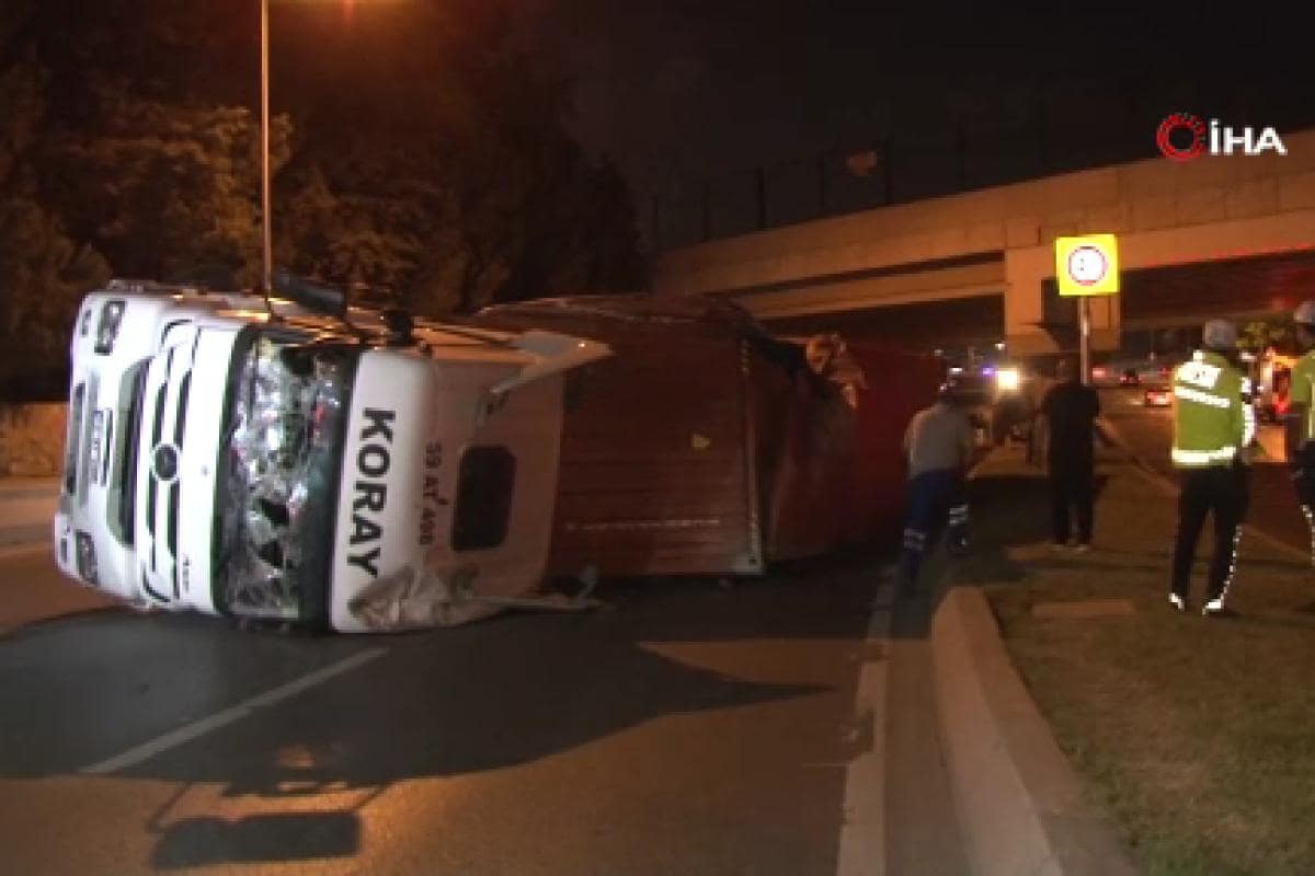 Bakırköy'de üst geçide çarpan tır yola devrildi: 1 yaralı