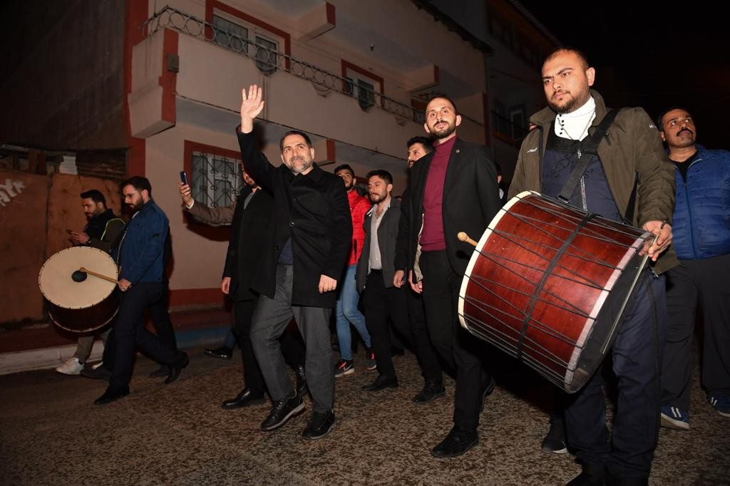  Başkan Mahmut Uçar, Ramazan davulcularına eşlik etti, vatandaşlarla sahur yemeği yedi