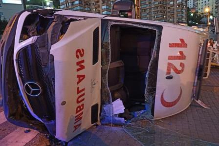 Başkent'te hasta taşıyan ambulans otomobille çarpıştı: 3 yaralı