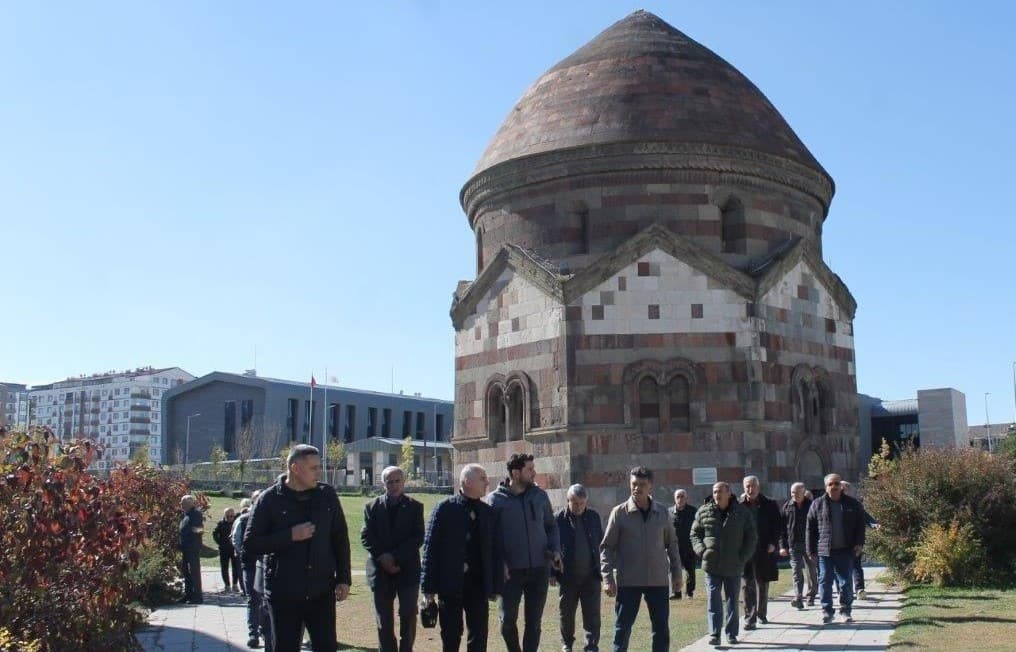 Bayburtlu emeklilere komşu il Erzurum’un tarihi mekanları gezdirildi