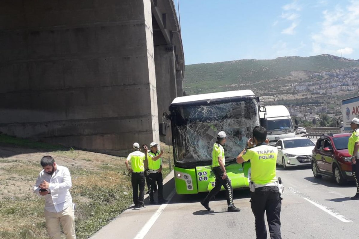 Belediye otobüsü ile tanker çarpıştı, 11 yolcu yaralandı