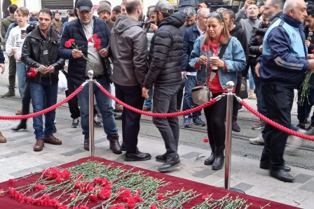 Beyoğlu'ndaki bombalı saldırıda hayatını kaybedenler anısına vatandaşlar karanfil bıraktı