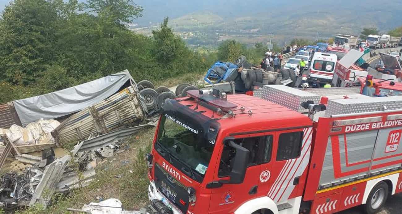 Bolu Dağı Geçişi’nde feci kaza: Tır otomobili sürükleyerek devrildi, 2 ölü 2 yaralı