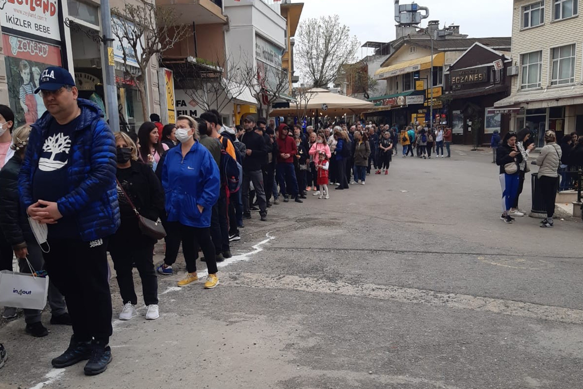 Büyükada'da metrelerce elektrikli araç kuyruğu oluştu