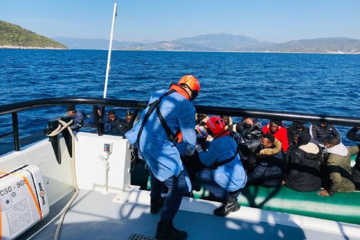 Çanakkale açıklarında 27 düzensiz göçmen kurtarıldı