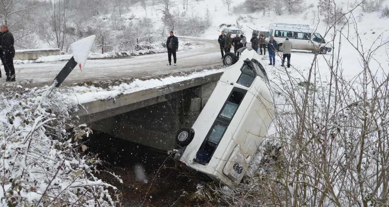 Cenazeye giden minibüs kayarak köprüden devrildi: 15 yaralı