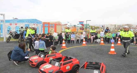 Çocuklar trafik kurallarını eğitim parkında uygulayarak öğreniyor