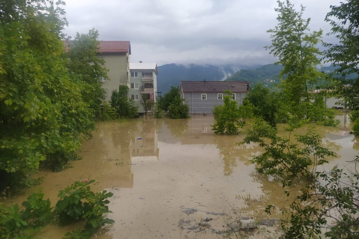 Çökme tehlikesiyle karşı karşıya kalan köprü trafiğe kapatıldı