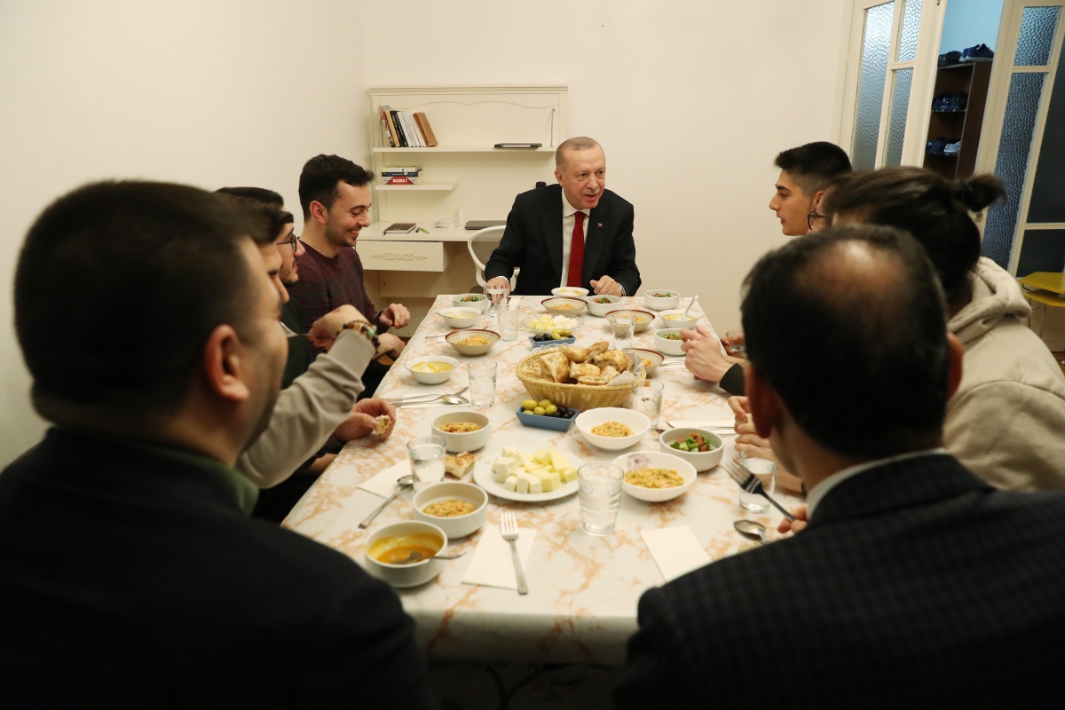 Cumhurbaşkanı Erdoğan, iftarda öğrenci evine misafir oldu