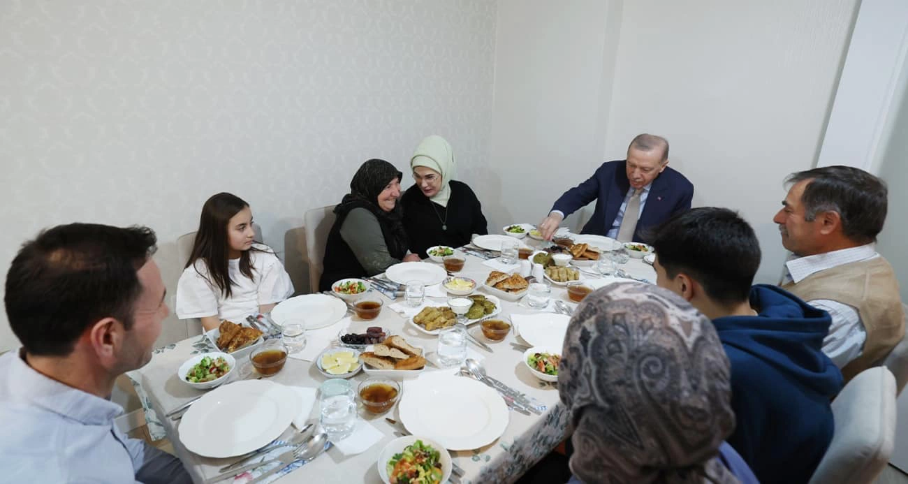 Cumhurbaşkanı Erdoğan ve eşi Emine Erdoğan, iftarda Fidan ailesini ziyaret etti