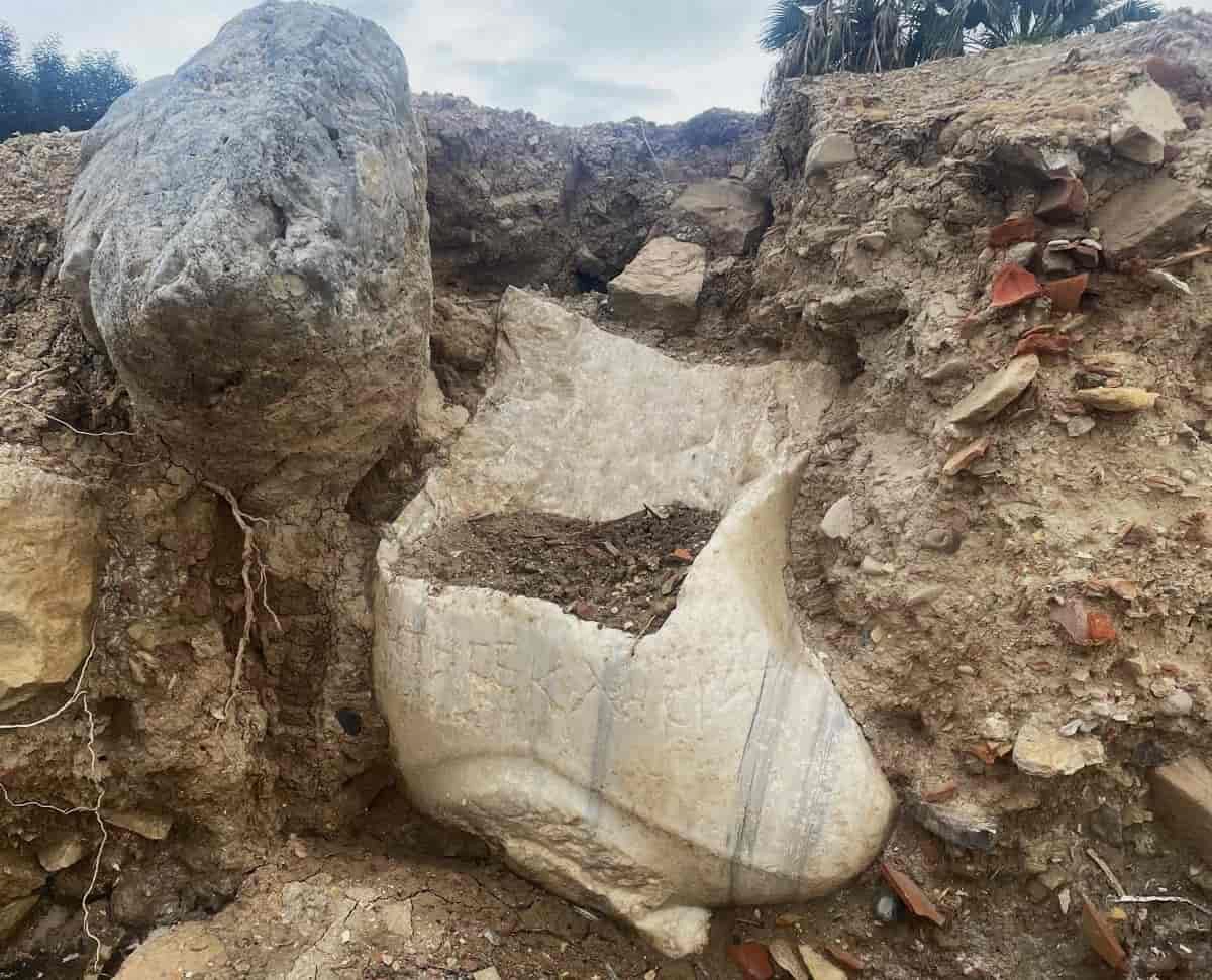 Dalgaların aşındırdığı bölgeden antik döneme ait heykel çıktı