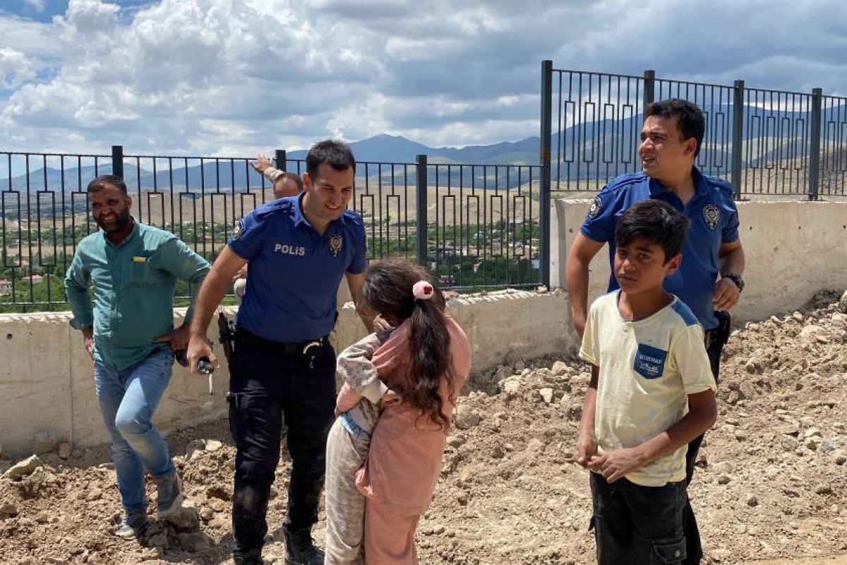 Dik yamaçta mahsur kalan çocukları polisler kurtardı