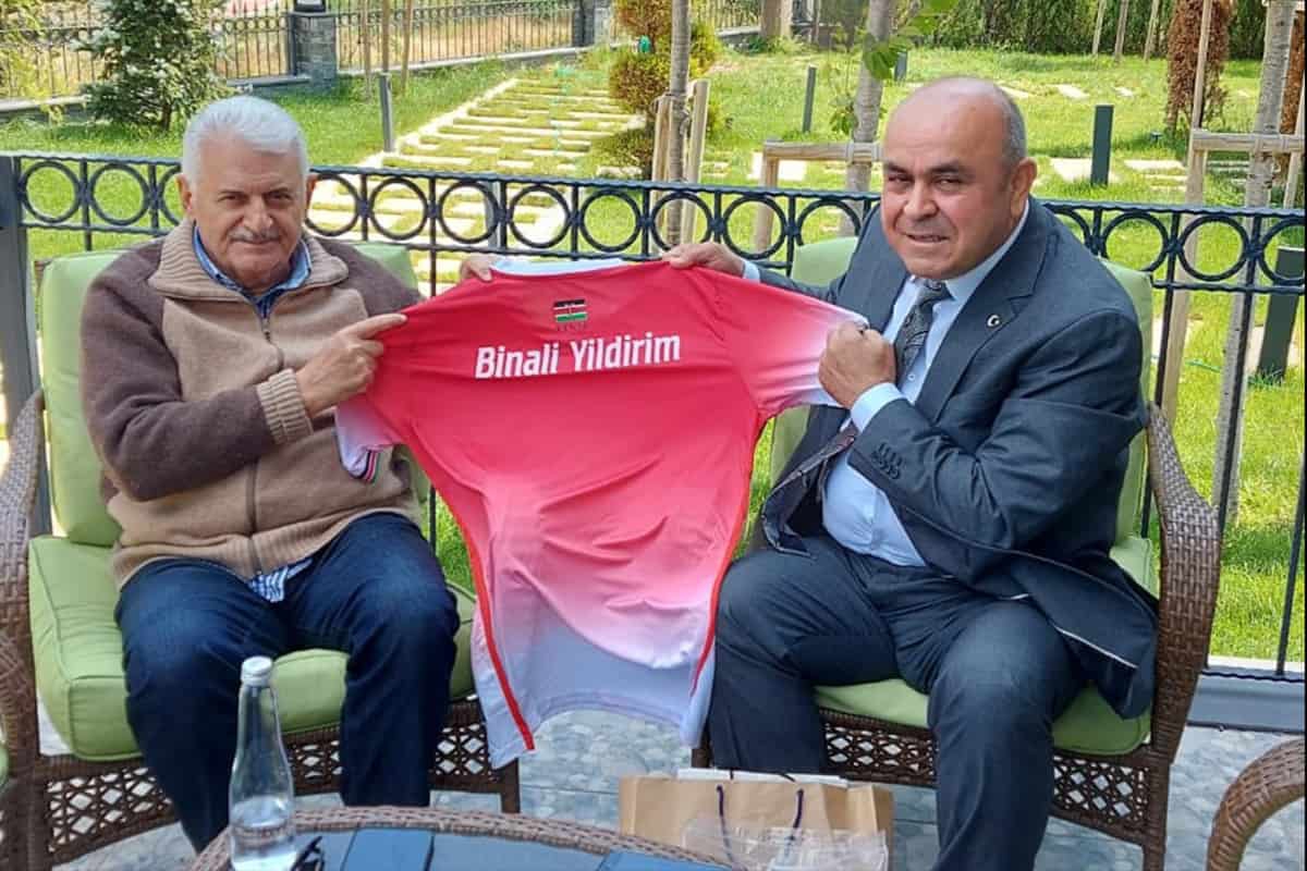 Engin Fırat'tan Binali Yıldırım'a forma hediyesi