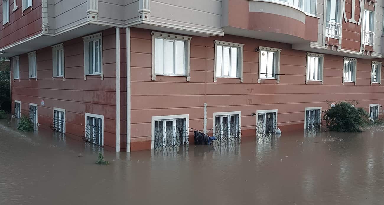 Erzurum’da sağanak hayatı durma noktasına getirdi