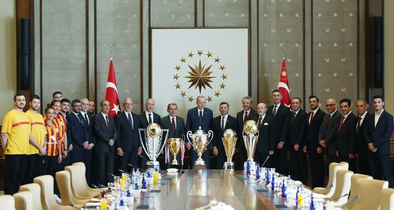 Galatasaray’ın şampiyon takımlarından Cumhurbaşkanı Erdoğan’a ziyaret
