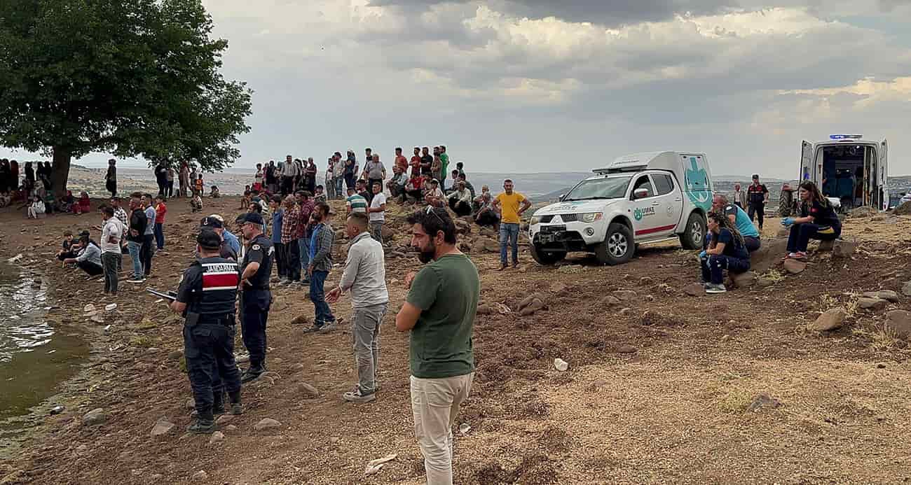 Gaziantep’te serinlemek için suya giren 3 kişiden 1’i boğulurken, 2 kişiyi arama çalışmaları sürüyor