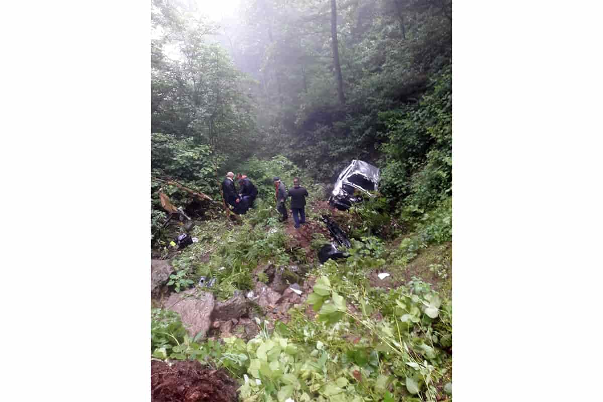 Giresun'da hafif ticari araç dereye uçtu: 7 yaralı