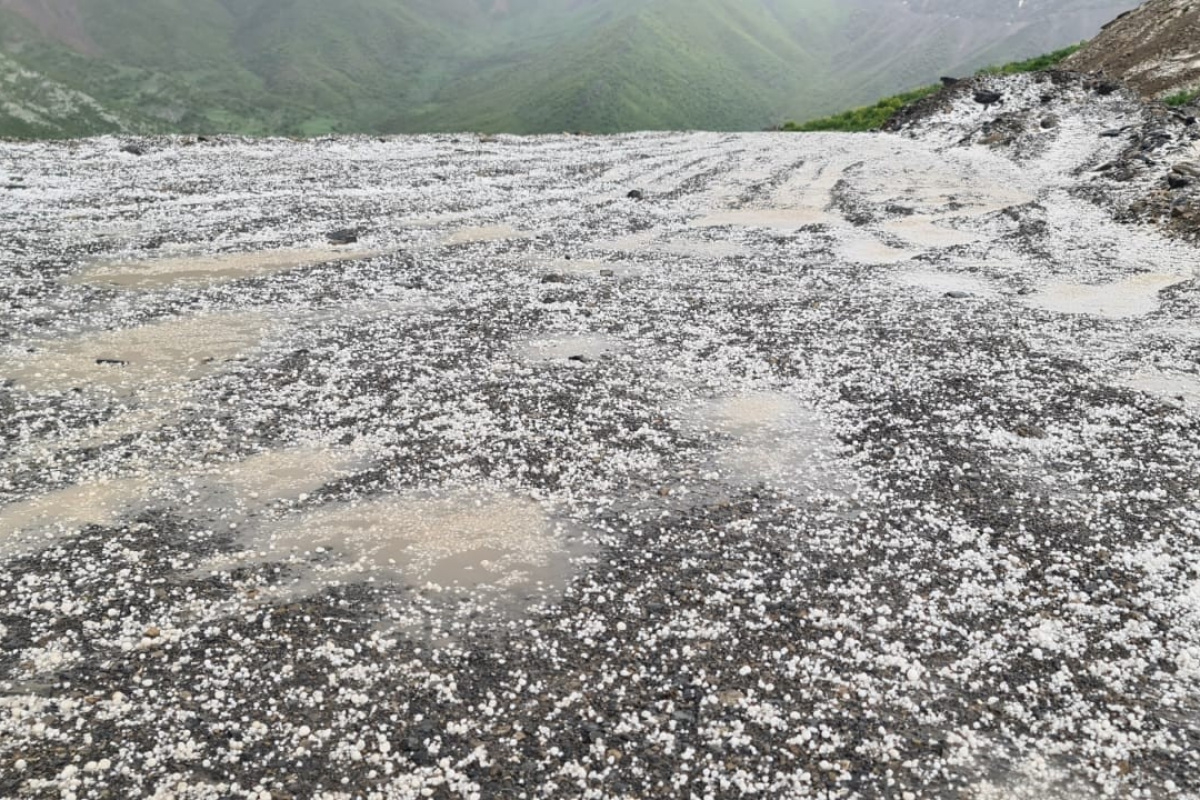 Hakkari'de ceviz büyüklüğünde dolu yağdı: 1 yaralı