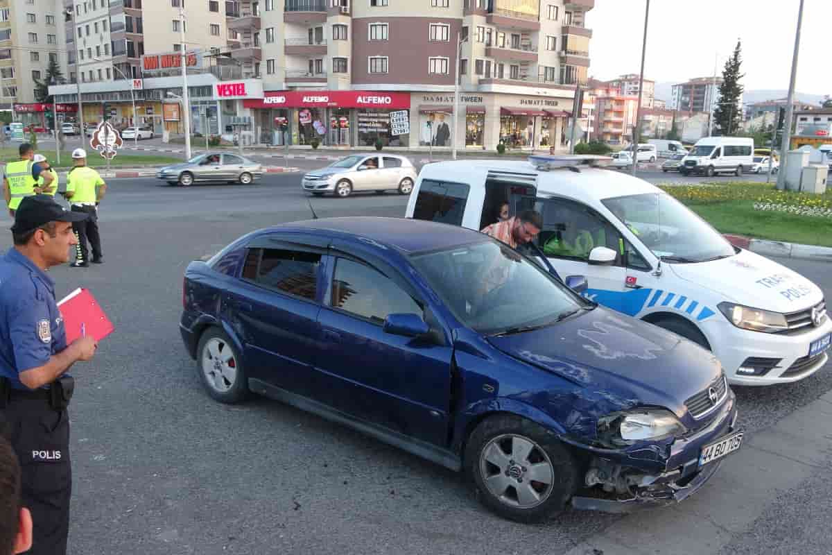 İki otomobil kavşakta çarpıştı: 5 yaralı