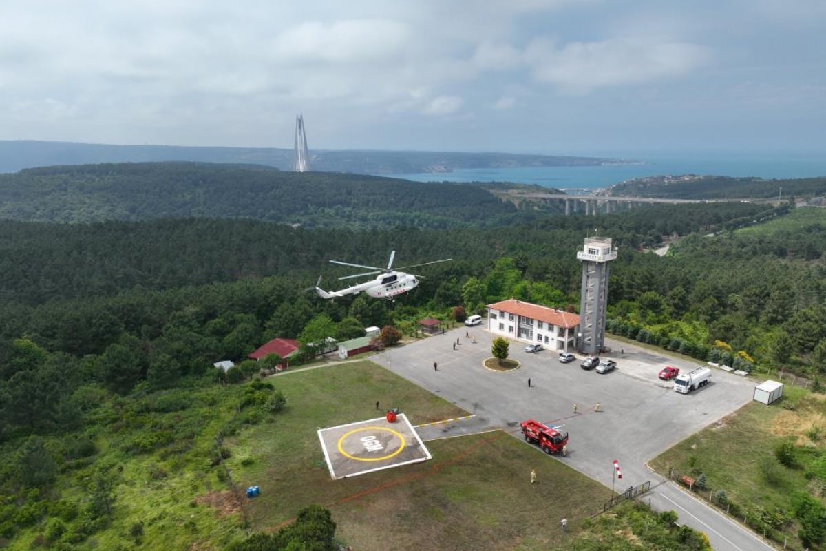 İstanbul'da helikopter destekli nefes kesen yangın söndürme tatbikatı