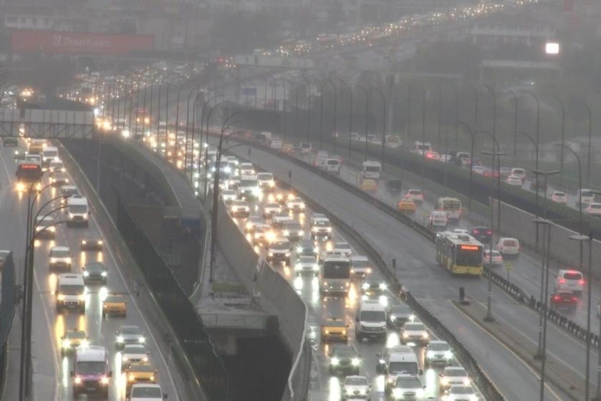 İstanbul güne yağmurla uyandı, trafik yüzde 51'e ulaştı