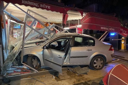 Kadıköy'de 21 yaşındaki alkollü sürücü kafeye daldı