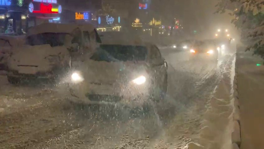 Kar yolları trafiğe kapattı