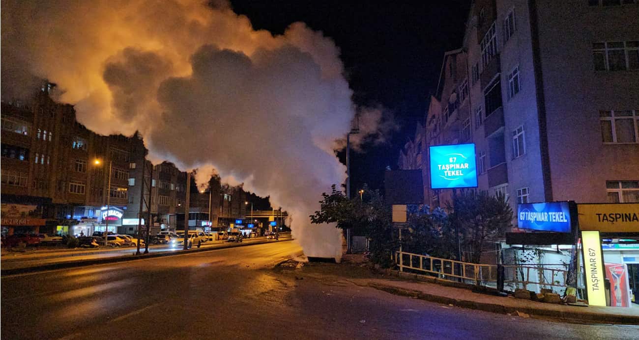 Karadeniz Ereğli’de patlama sesi sonrası kaldırımdan yükselen buhar korkuttu