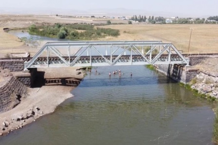 Kars'ta termometreler 35'i gördü, caddeler boş kaldı