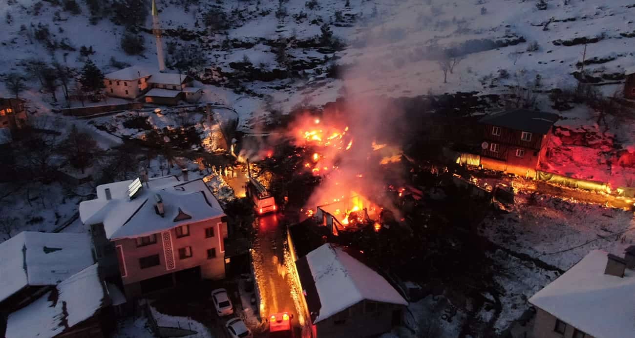 Kastamonu’da 3 ev ve 1 ahır küle döndü, 55 hayvan telef oldu