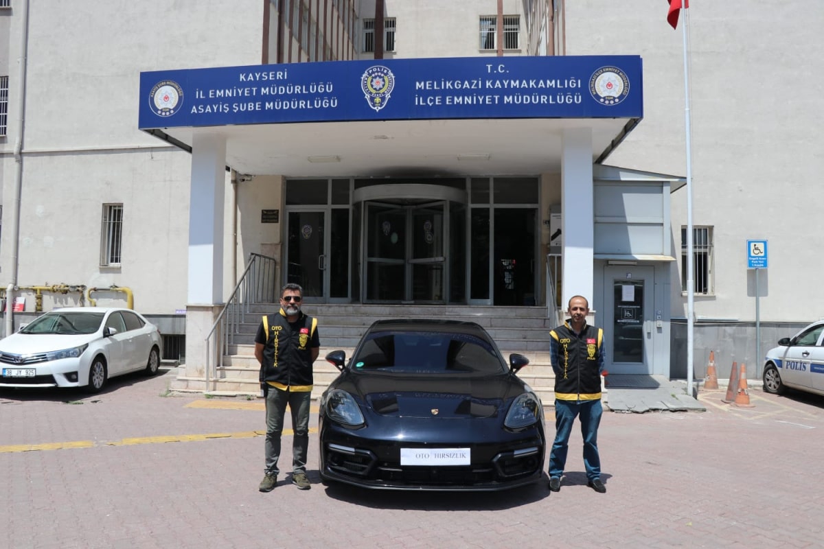 Kayseri polisi çalıntı Porsche yakaladı