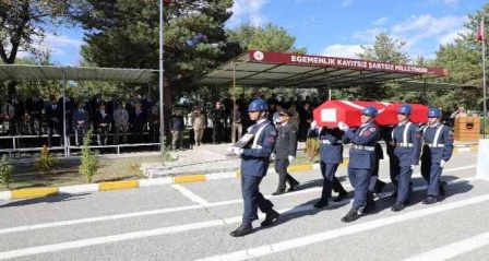 Kazara kendini silahla vuran uzman çavuşun cenazesi törenle memleketine uğurlandı