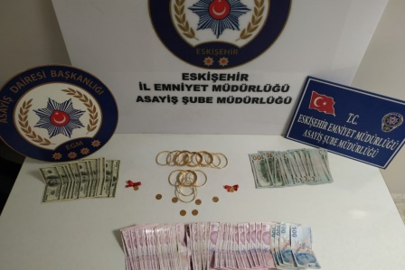 Kendisini polis olarak tanıtıp para ve ziynet eşyası dolandıran 4 şüpheli yakalandı