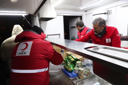 Kızılay afetzedelere yönelik beslenme hizmeti ve yardım çalışmalarını sürdürüyor