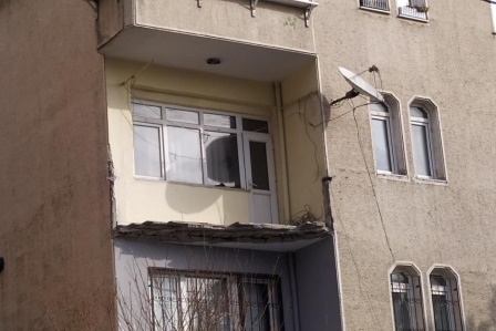 Küçükçekmece'de yıkılan balkon deprem paniği oluşturdu