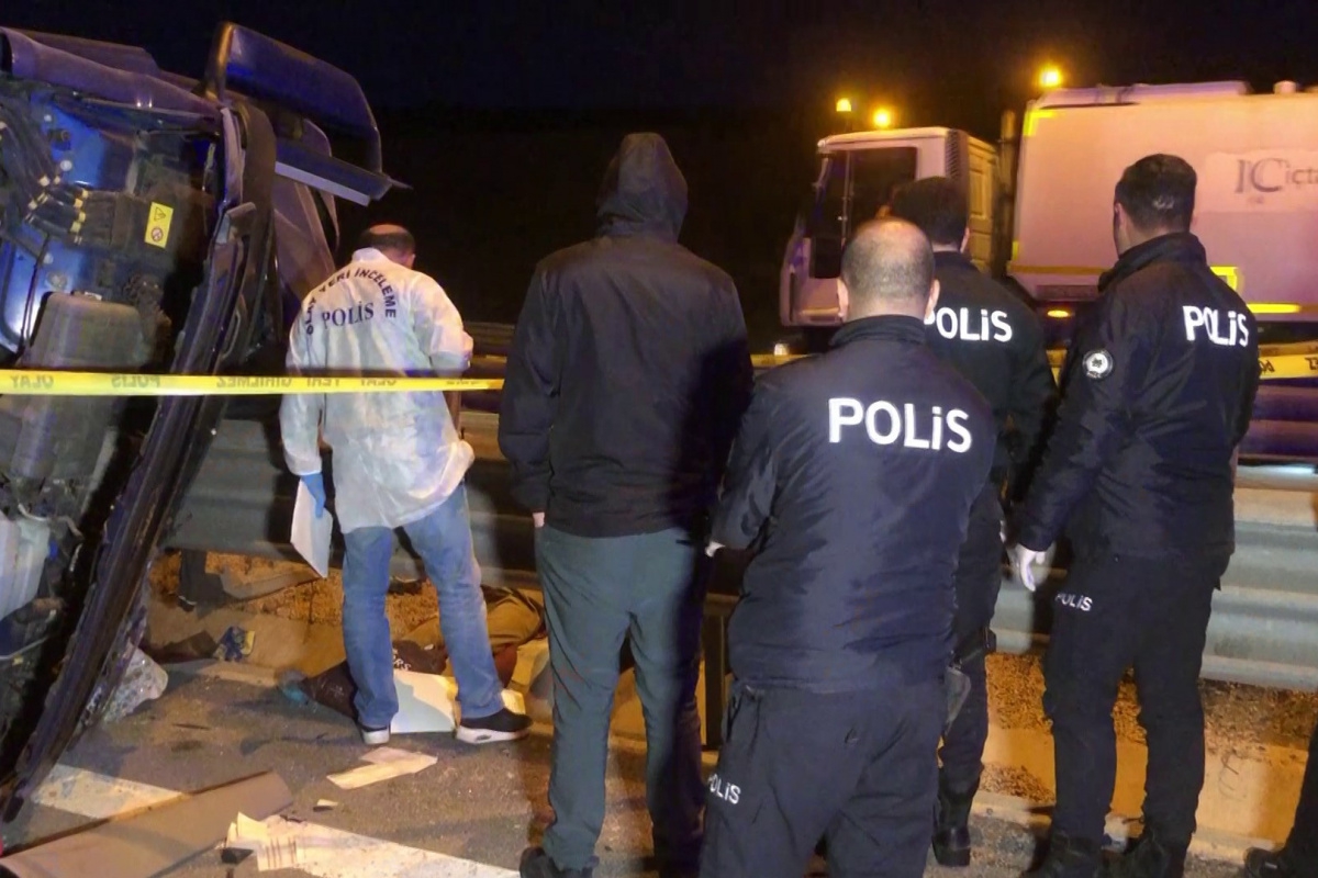 Kuzey Marmara Otoyolu'nda yem yüklü tır devrildi: 1 ölü, 1 yaralı