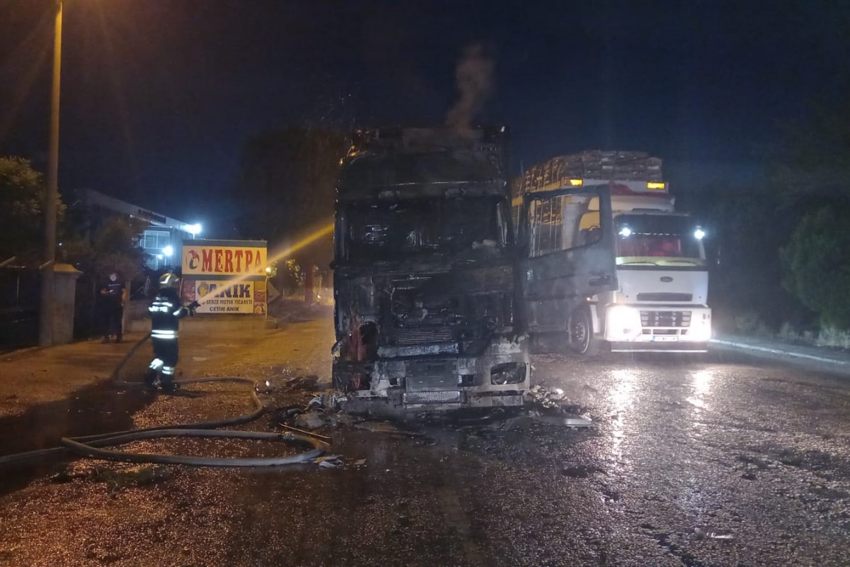 Manisa'da seyir halindeki tır yandı, sürücü son anda kurtuldu