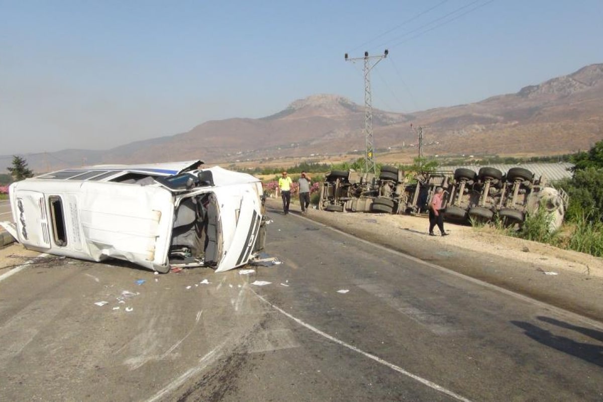 Mersin'de öğrenci servisi ile tır çarpıştı: 2'si ağır 11 yaralı